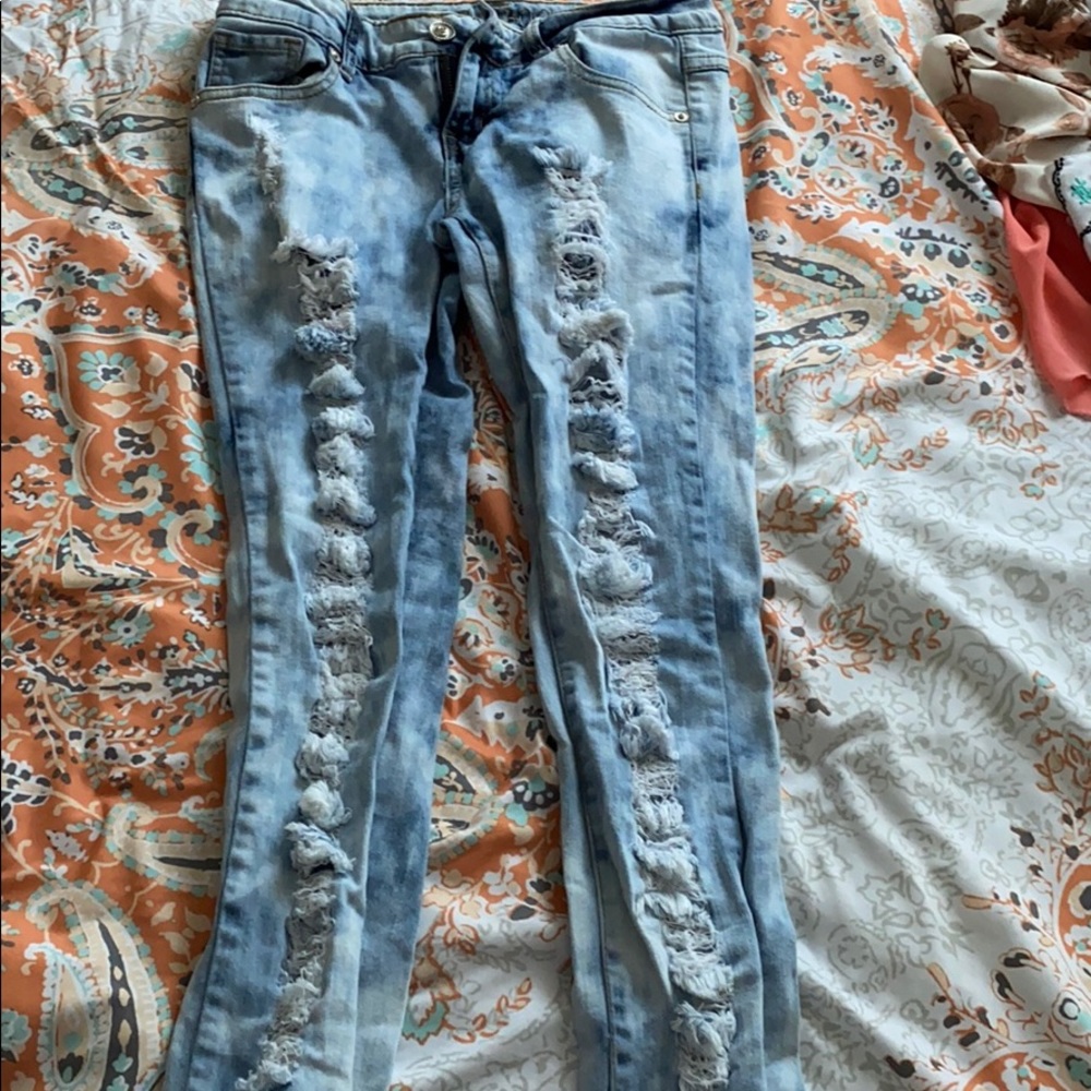 Distressed skinny jeans
